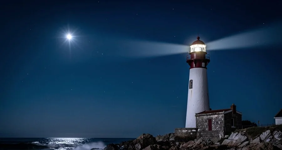 un phare breton éclairant la mer sous une étoile brillante