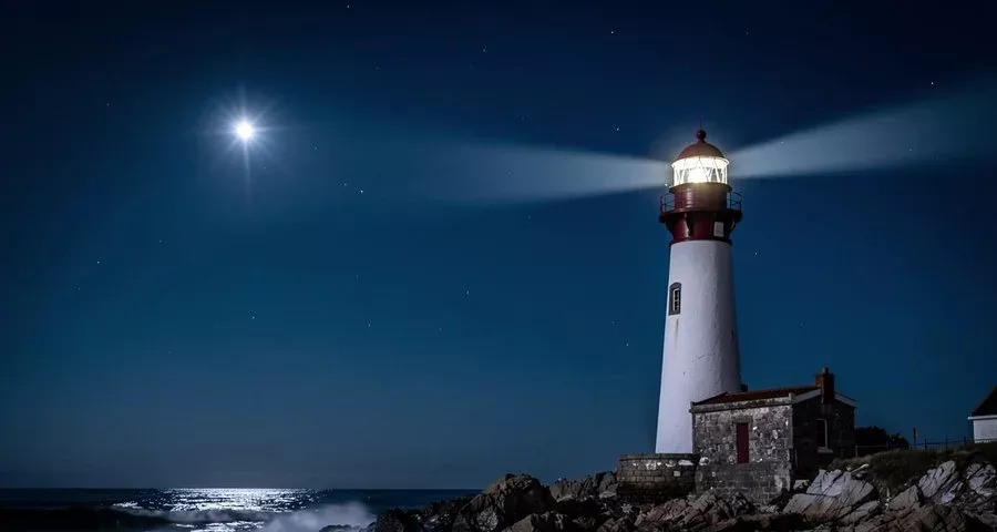un phare breton &eacute;clairant la mer sous une &eacute;toile brillante