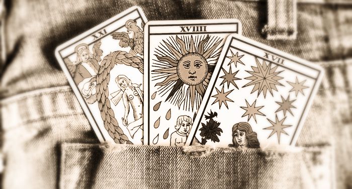 Tarot de Marseille dans une poche de pantalon prêt pour tirer les cartes