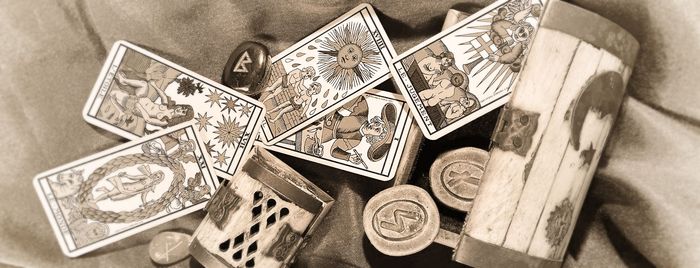 Cartes du Tarot de Marseille sur un tapis de voyance